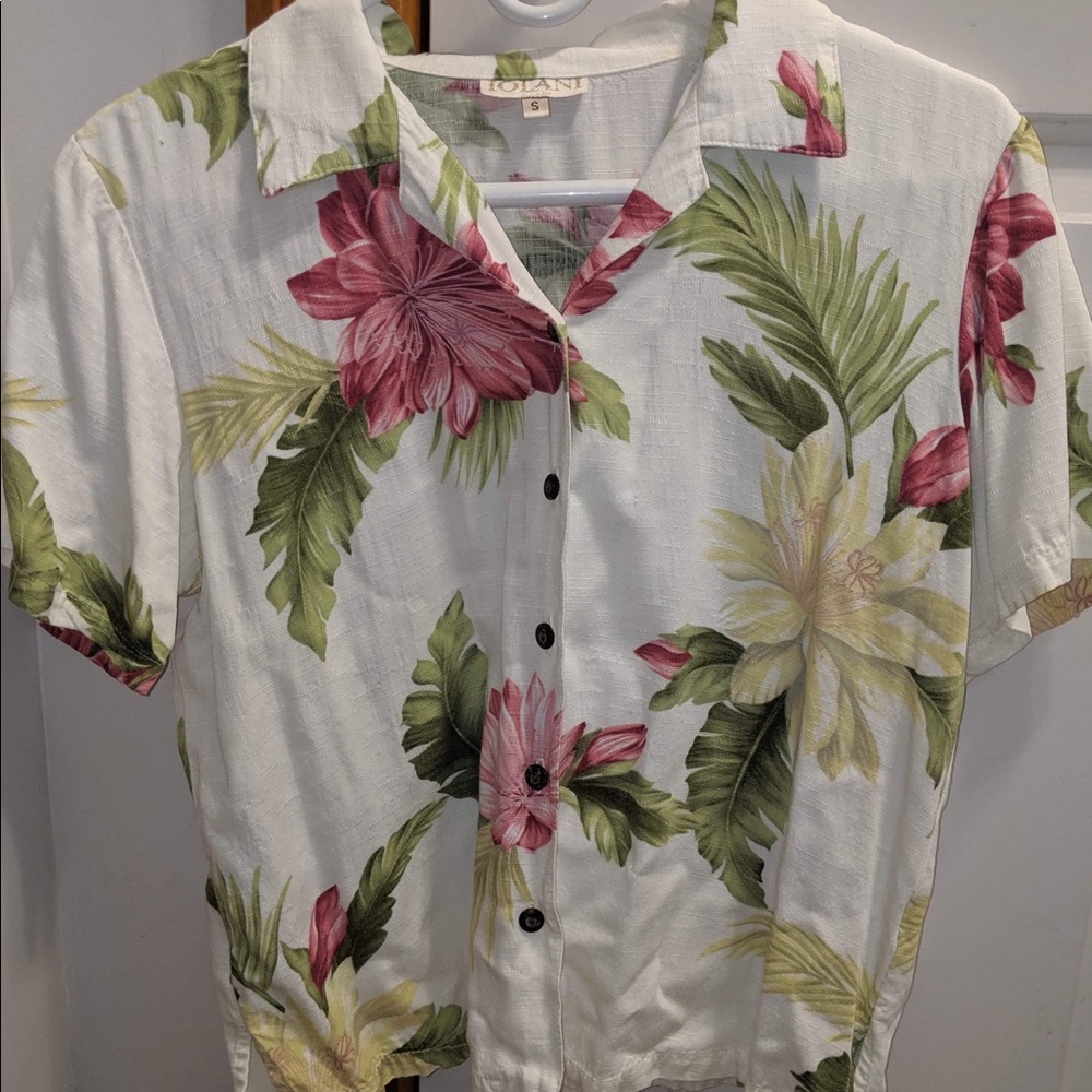 ~SOLD ON MERCARI~ Cute Floral Button-Up